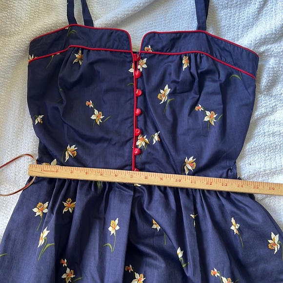 Vintage 1980s sun dress.  Dark blue with red flowers & red piping & buttons. - Picture 10 of 10
